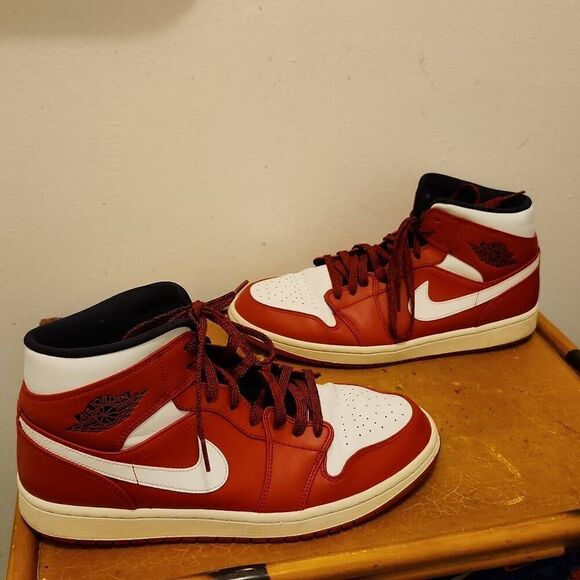Rare Nike Air Jordan 1Mid Chicago Gym Red Sneakers Size 11 - Picture 2 of 8